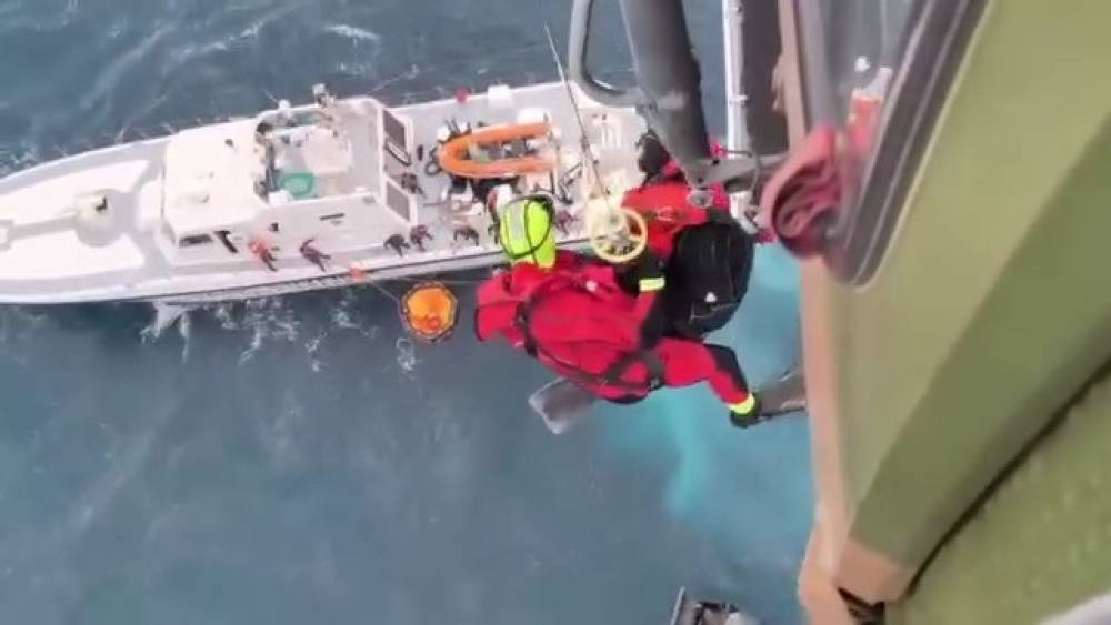 Milli Savunma Bakanlığı: "İzmir a&ccedil;ıklarında 2 kazazede sağ kurtarıldı"
