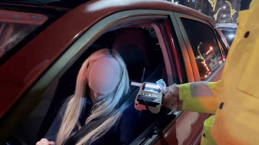 Alkoll&uuml; kadın s&uuml;r&uuml;c&uuml;n&uuml;n ehliyetine el konuldu
