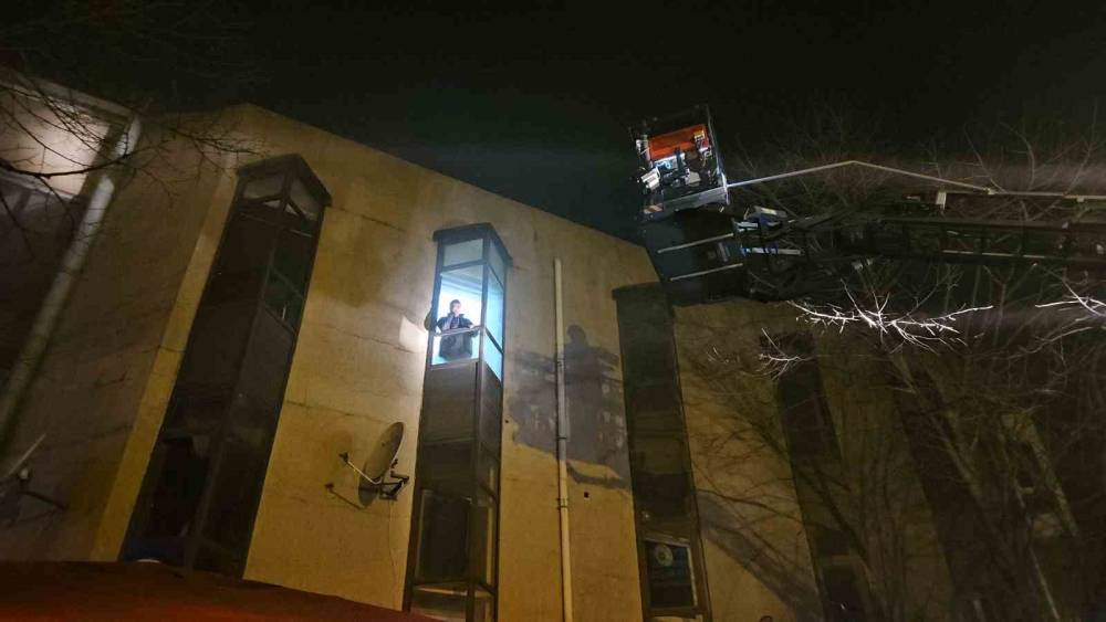 Kağıthane&rsquo;de marangozhanede korkutan yangın: 11 kişi ve 1 yavru k&ouml;pek kurtarıldı
