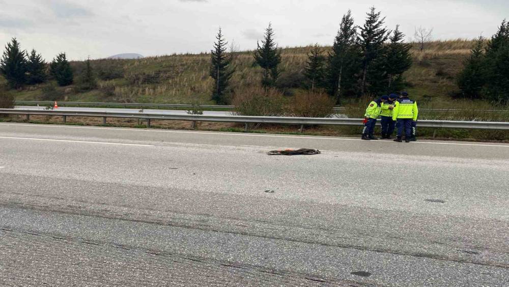 Osmaniye&rsquo;de temizlik yapan iş&ccedil;ilere otomobil &ccedil;arptı: 1 &ouml;l&uuml;, 3 yaralı
