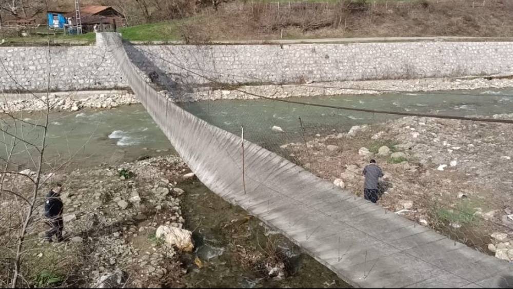 Sinop&rsquo;ta fırtına asma k&ouml;pr&uuml;y&uuml; devirdi: 2 yaralı
