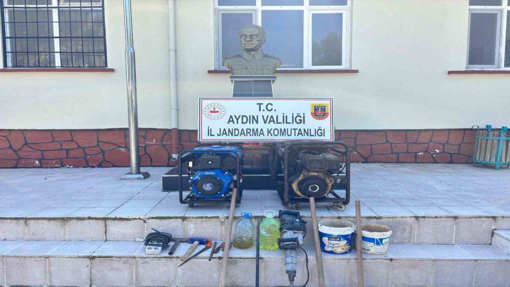 Ko&ccedil;arlı&rsquo;da ka&ccedil;ak kazıya Jandarmadan su&ccedil;&uuml;st&uuml;
