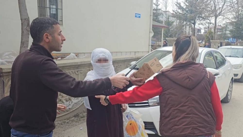 Elazığ&rsquo;da dilenci zabıtalara yakalandı: "Al senin olsun" diyerek parayı teklif etti
