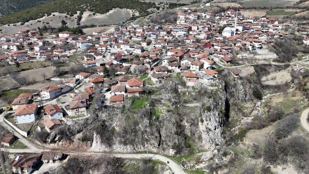 Tokat&rsquo;ta 5,6 b&uuml;y&uuml;kl&uuml;ğ&uuml;ndeki depremin merkezi Pınarbeyli havadan g&ouml;r&uuml;nt&uuml;lendi
