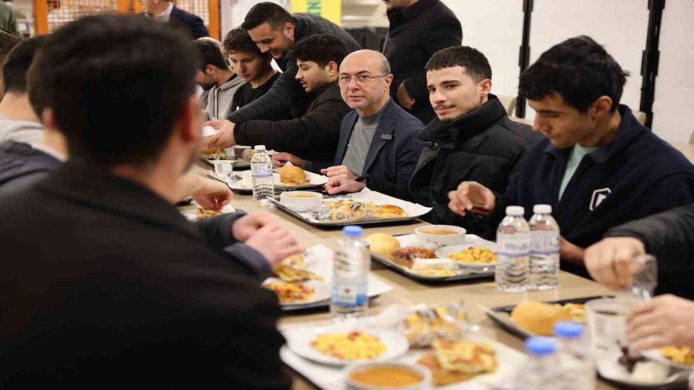 Başkan Pekyatırmacı: "&Ouml;ğrencilerimizin her zaman yanında olmaya devam edeceğiz"
