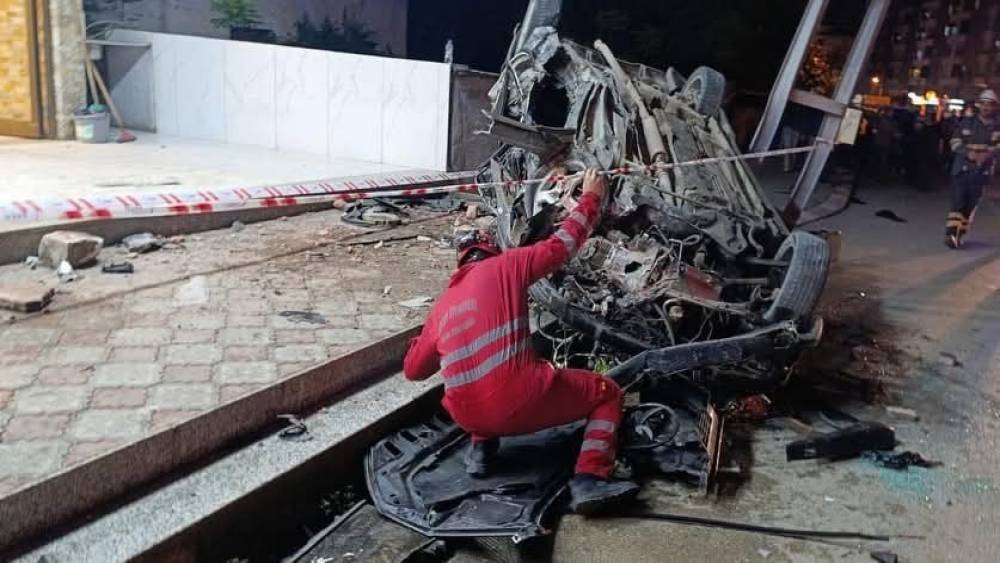 D&ouml;rtyol&rsquo;da aydınlatma direğine &ccedil;arpan ara&ccedil; hurdaya d&ouml;nd&uuml;: 2 yaralı
