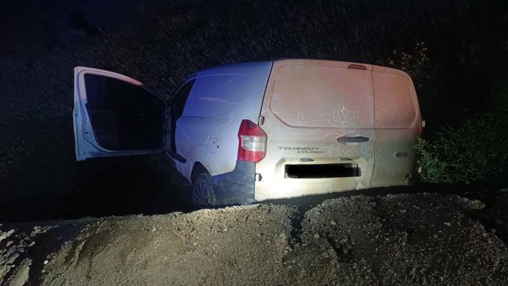 Kırıkhan&rsquo;da şarampole devrilen hafif ticari aracın s&uuml;r&uuml;c&uuml;s&uuml; yaralandı
