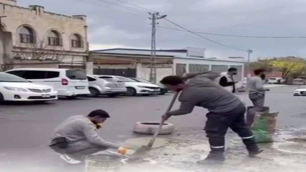 Batman&rsquo;da esnaf yoldaki &ccedil;ukurları kendi imkanlarıyla kapatıyor
