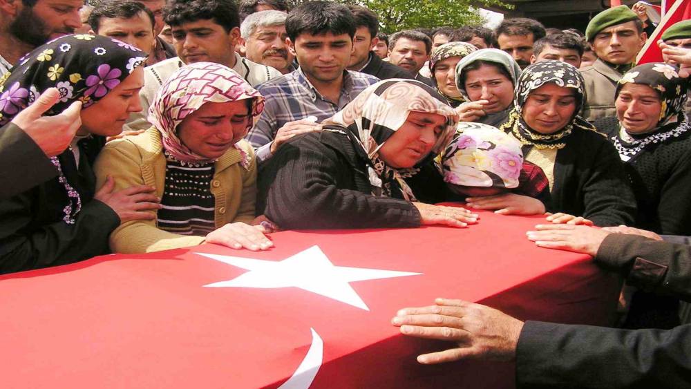 Adana&rsquo;da şehit annesinin dramı: "Can verdim, evimde oturamıyorum"
