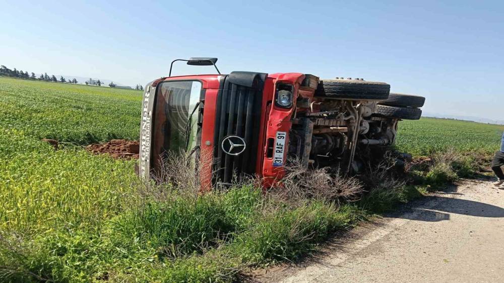 Hatay&rsquo;da s&uuml;r&uuml;c&uuml;s&uuml;n&uuml;n kontrol&uuml;n&uuml; kaybettiği tır devrildi
