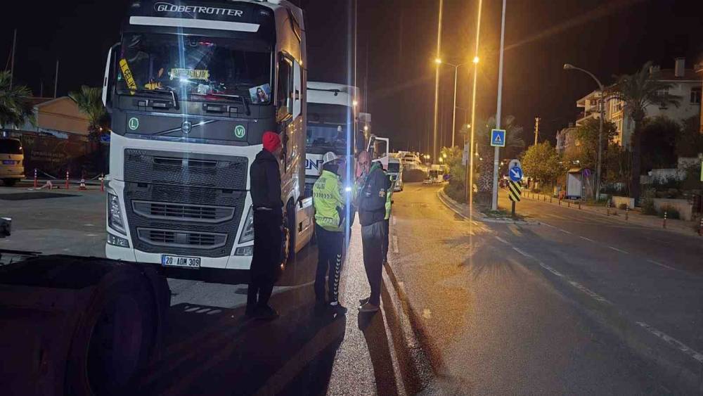 &Ccedil;eşme&rsquo;de tır s&uuml;r&uuml;c&uuml;lerine y&ouml;nelik gece denetimi

