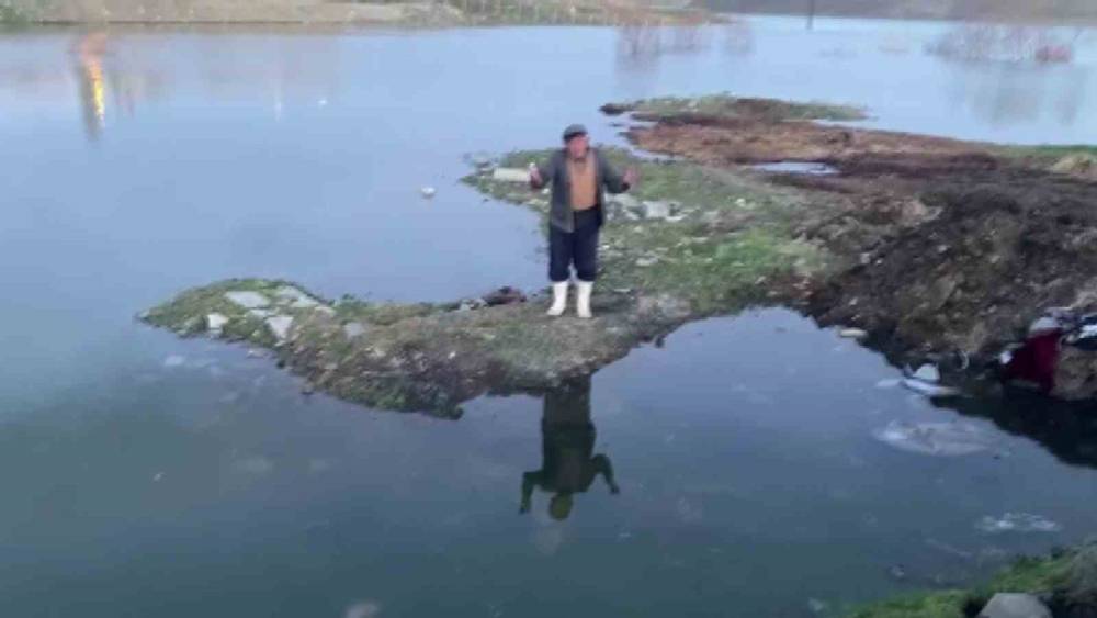 Baraj taştı, sular k&ouml;ye ulaştı, suya d&uuml;şen buzağı kurtarılamadı
