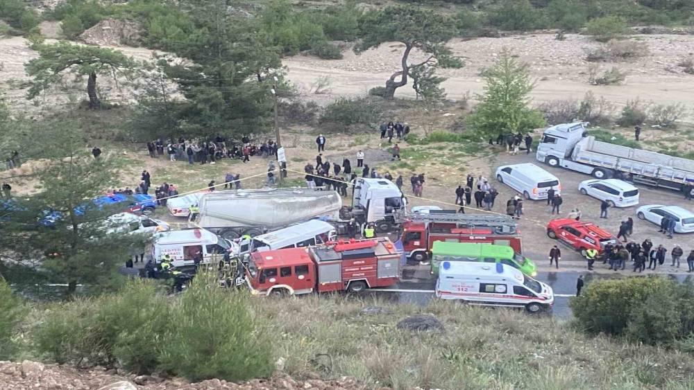 Burdur&rsquo;da 7 kişinin &ouml;ld&uuml;ğ&uuml; trafik kazasında beton mikserinin s&uuml;r&uuml;c&uuml;s&uuml; tutuklandı
