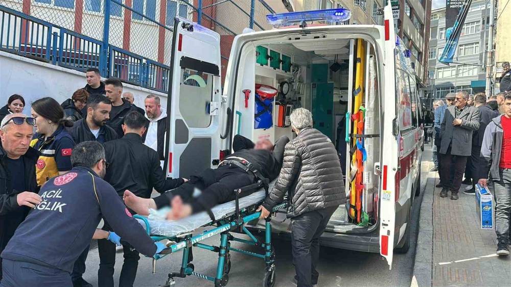 Okul &ouml;n&uuml;nde silahlı saldırı: 2 yaralı
