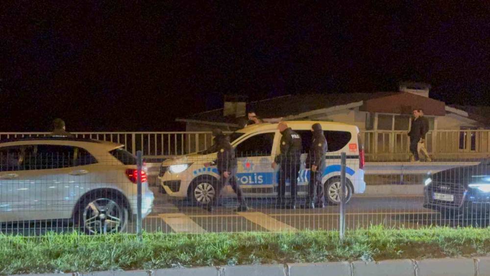 "Dur" ihtarına uymayan alkoll&uuml; s&uuml;r&uuml;c&uuml; polis aracına &ccedil;arptı: 3 g&ouml;zaltı
