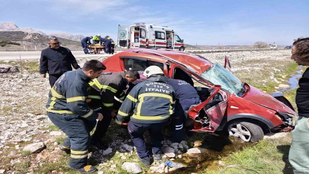 Kontrolden &ccedil;ıkan otomobil şarampole savruldu: 2 yaralı
