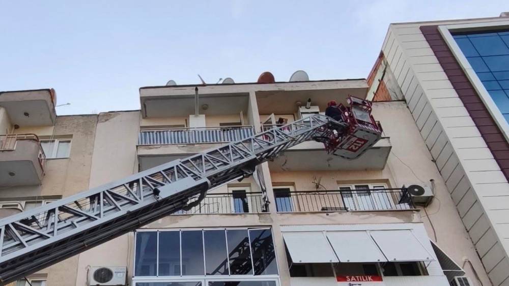 Manisa&rsquo;da &ccedil;amaşır makinesinden &ccedil;ıkan yangın paniğe neden oldu
