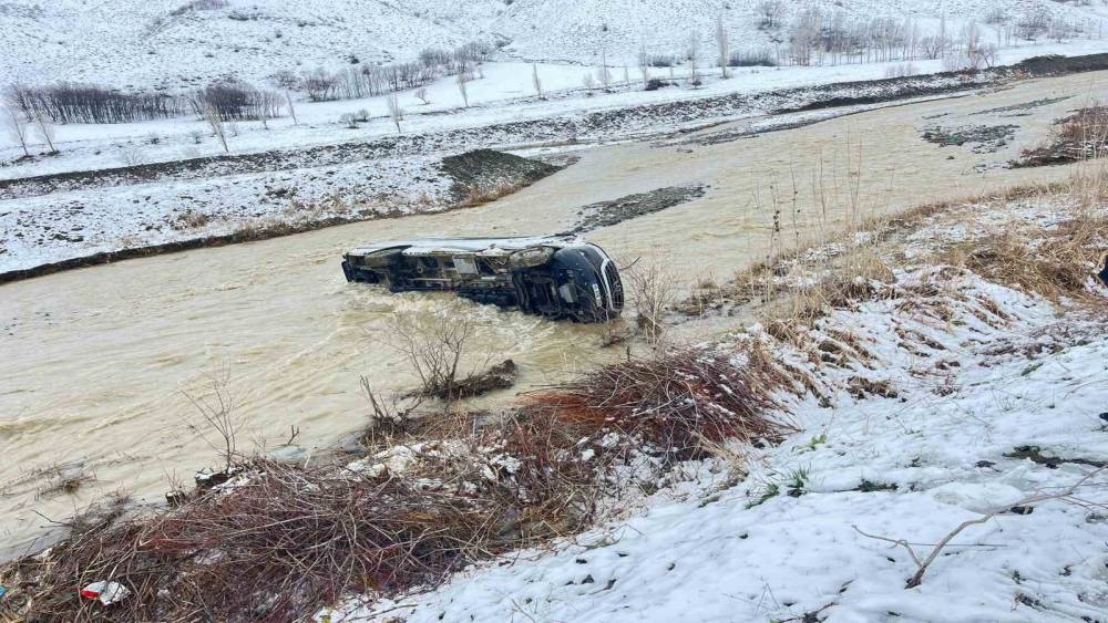 Muş&rsquo;ta minib&uuml;s dereye u&ccedil;tu: 8 yaralı
