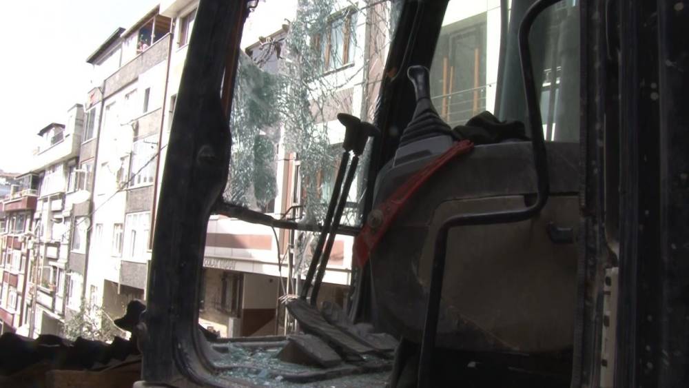 Gaziosmanpaşa&rsquo;da binadan kopan tahta par&ccedil;ası aracın camını par&ccedil;aladı: Kep&ccedil;e operat&ouml;r&uuml; yaralandı
