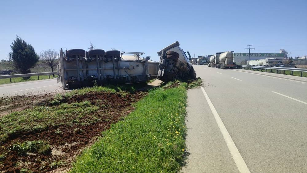Kilis&rsquo;te beton mikseri devrildi
