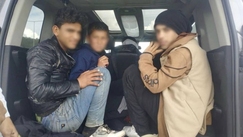 Jandarmanın durdurduğu ara&ccedil;tan  d&uuml;zensiz g&ouml;&ccedil;men &ccedil;ıktı: 2 tutuklama
