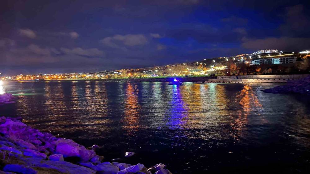 Van G&ouml;l&uuml;&rsquo;ne d&uuml;şen şahıs i&ccedil;in kurtarma seferberliği
