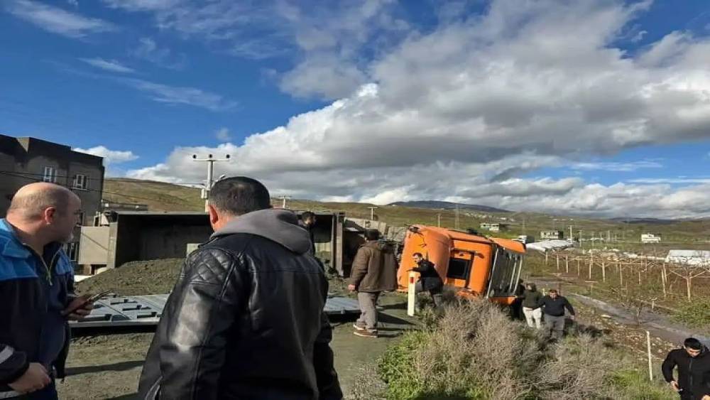 Siirt&rsquo;te kamyon devrildi: Uzun ara&ccedil; kuyruğu oluştu
