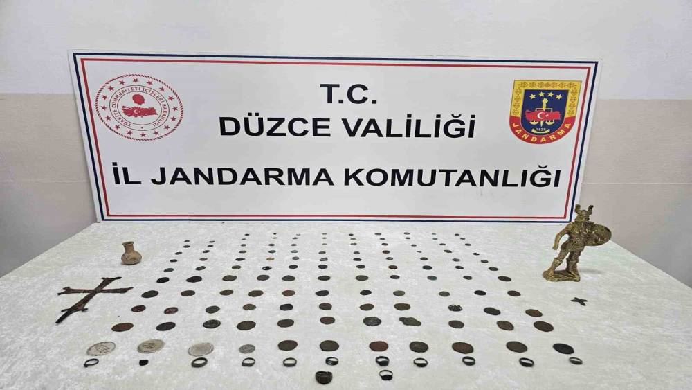 Tarihi eserleri satmak i&ccedil;in m&uuml;şteri ararken jandarmaya yakalandılar
