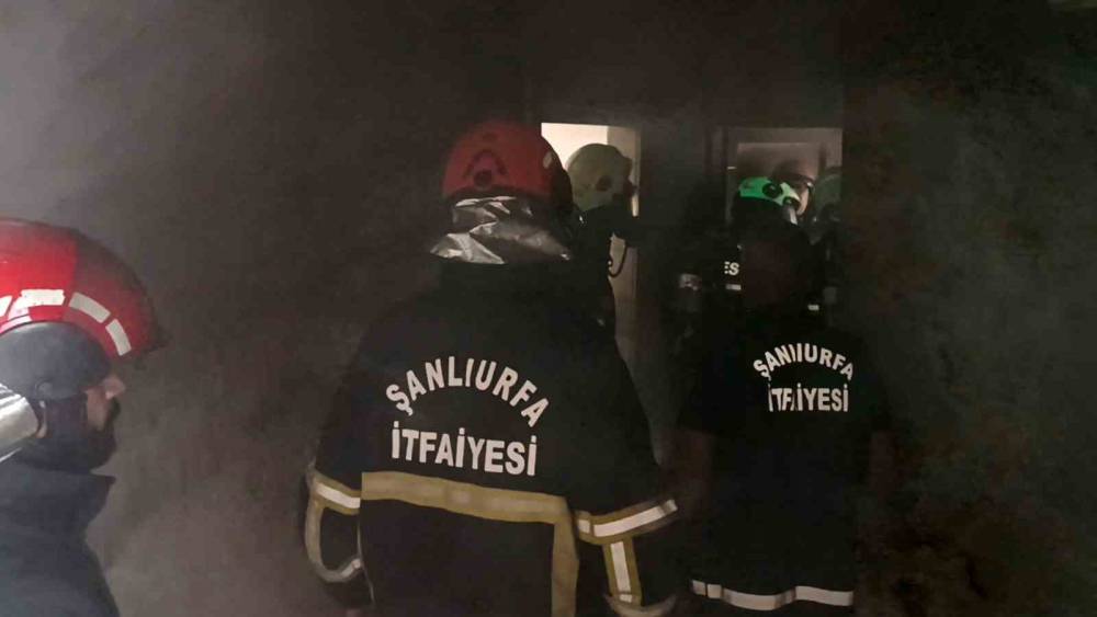 Apartmandan y&uuml;kselen duman ekipleri alarma ge&ccedil;irdi
