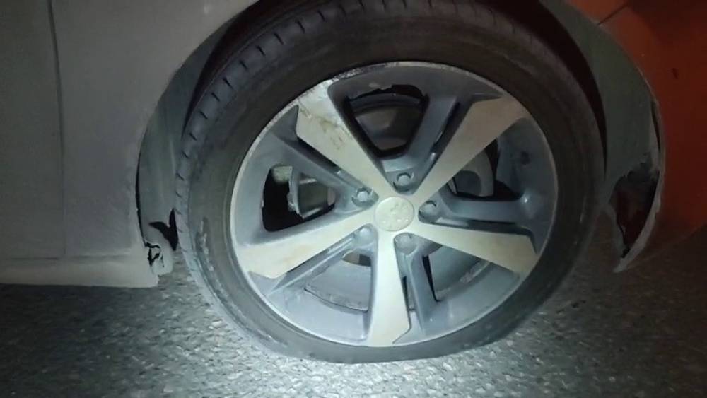 &Ccedil;ukura giren otomobilin lastikleri patladı
