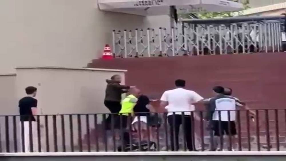 Torreira&rsquo;ya saldırının ardından yaşanan kargaşa kamerada
