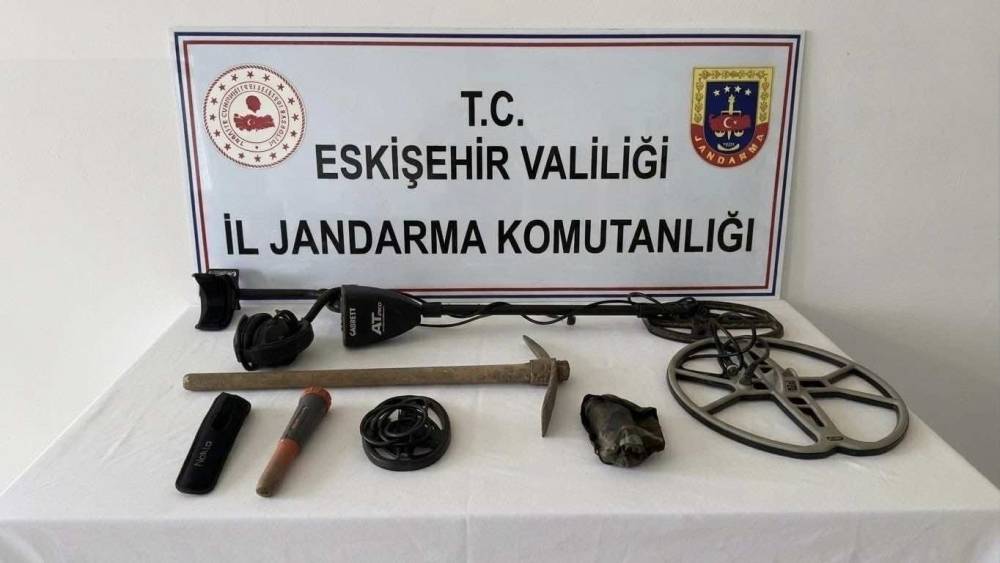 Define bulmak i&ccedil;in ka&ccedil;ak kazı yaparken yakalandılar

