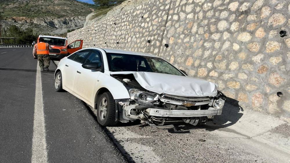 Malatya&rsquo;da otomobil istinat duvarına &ccedil;arptı: 1 yaralı
