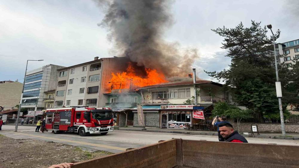 Kızılcahamam&rsquo;da iki katlı binanın &ccedil;atısı yandı
