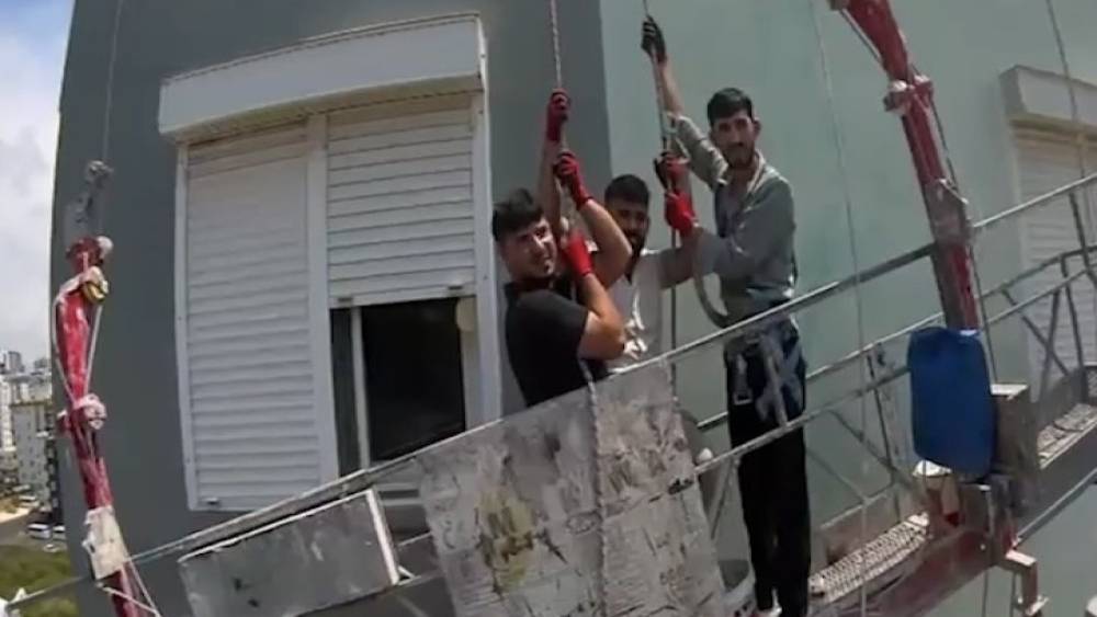 Mersin&rsquo;de iskelede mahsur kalan 3 iş&ccedil;i kurtarıldı
