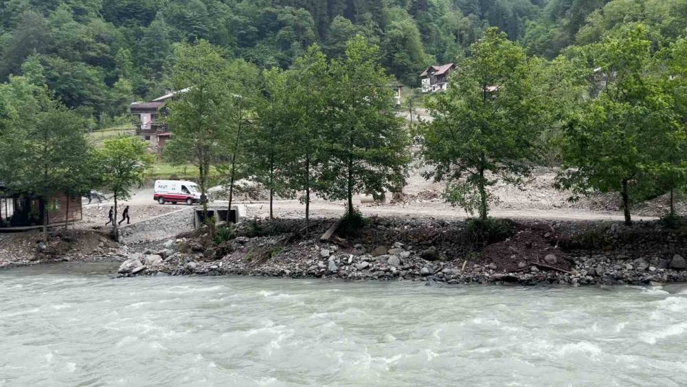 Rize&rsquo;de aranan kayıp şahıs &ouml;l&uuml; bulundu, arama &ccedil;alışmasına katılan ekibin botu devrildi, 1 personel hayatını kaybetti
