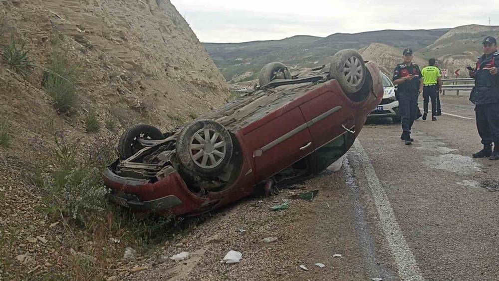 Sivas&rsquo;ta otomobil takla attı: 2&rsquo;si ağır 3 kişi yaralandı
