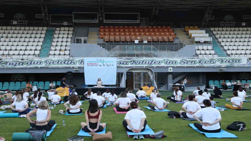 Sağlıklı yaşlanma i&ccedil;in yoga yaptılar
