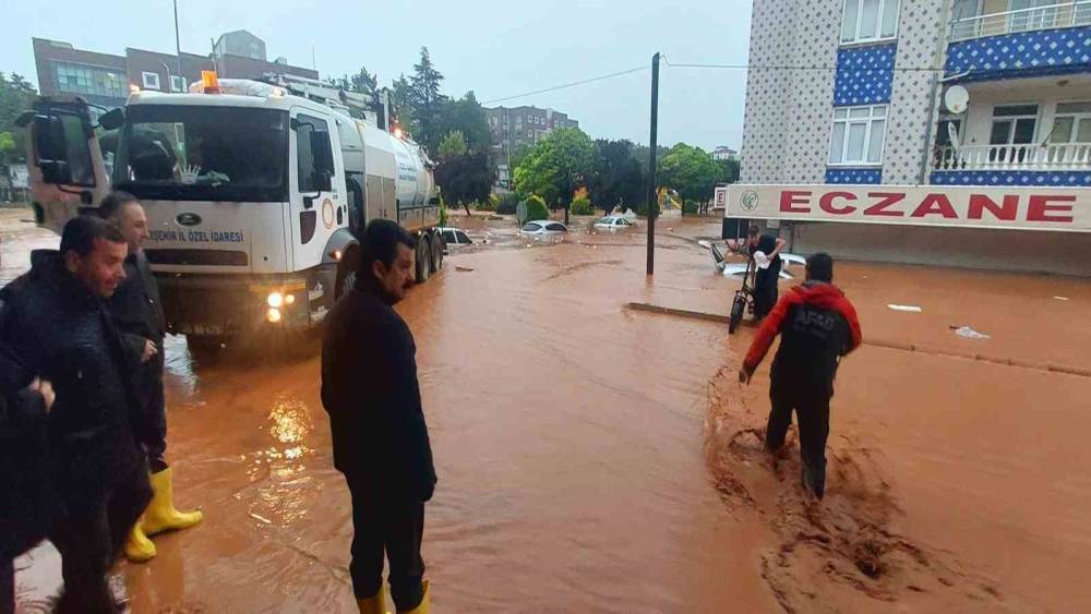 Kırşehir&rsquo;de sağanak yağış sele d&ouml;n&uuml;şt&uuml;
