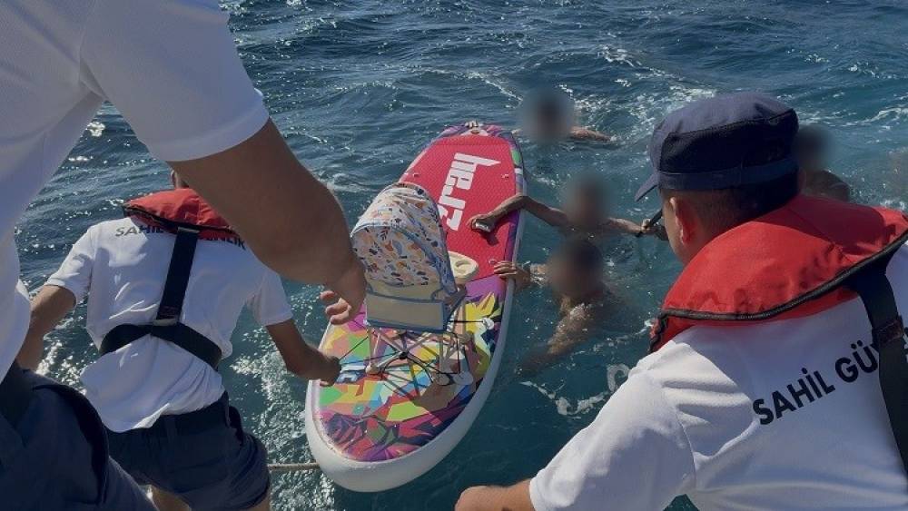 İzmir&rsquo;de k&uuml;rek s&ouml;rf&uuml; yaparken denizde s&uuml;r&uuml;klenen 5 kişi kurtarıldı

