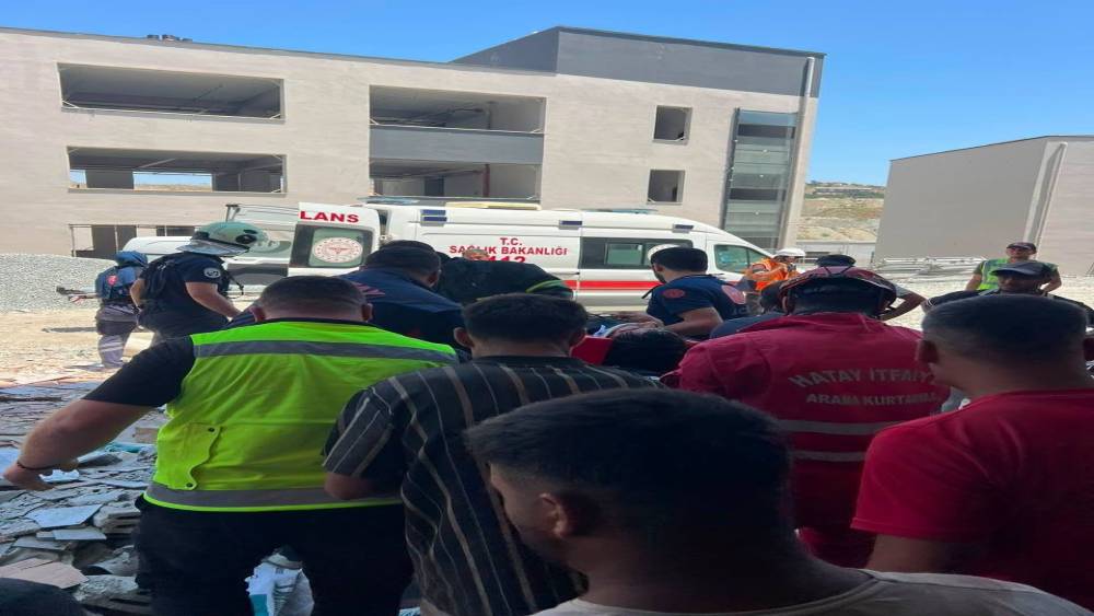 İnşaat halindeki binada asans&ouml;r boşluğuna d&uuml;şen iş&ccedil;i yaralandı
