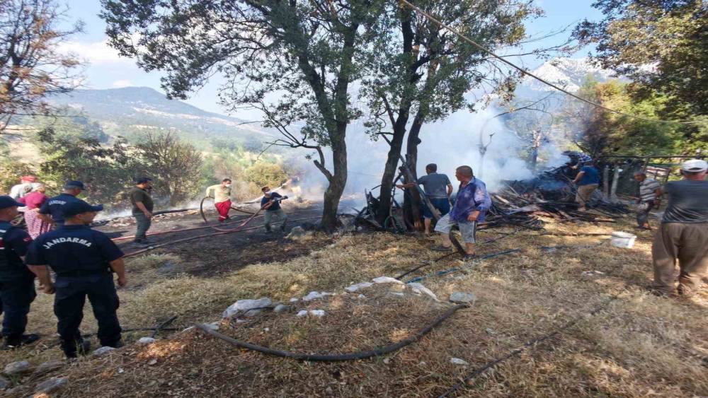 Kumluca&rsquo;da odunlukta başlayan yangın boş evin bah&ccedil;esine sı&ccedil;radı
