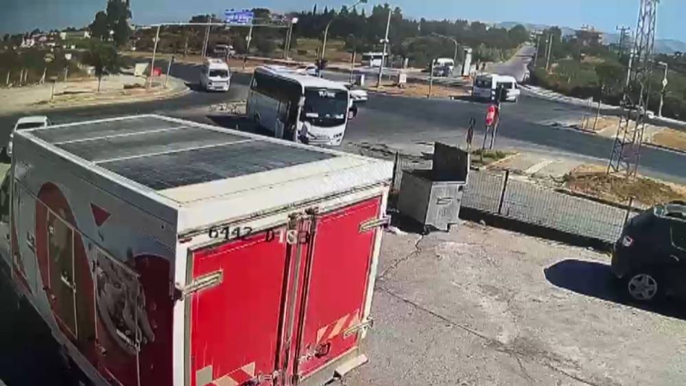Tur midib&uuml;s&uuml;n&uuml;n kaza anı g&uuml;venlik kamerasında
