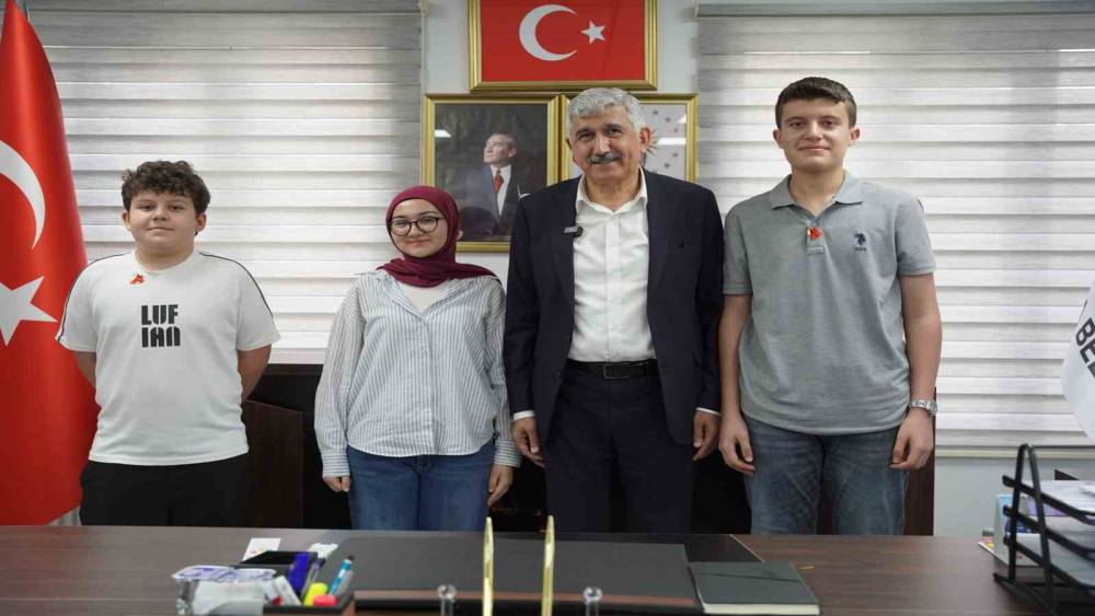 Başkan Halla&ccedil;, başarılı &ouml;ğrencileri halkın makamında ağırladı
