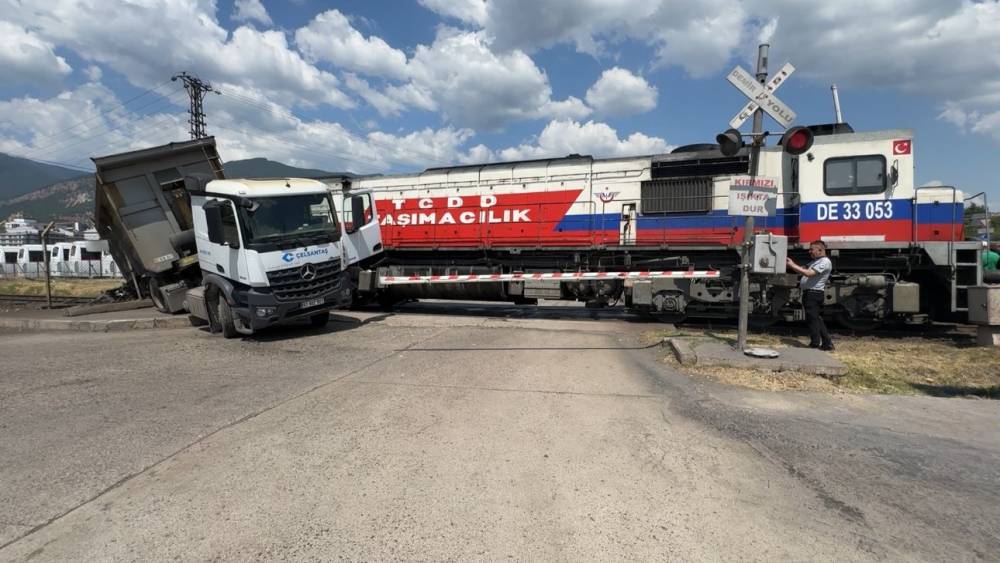 Karab&uuml;k&rsquo;te hemzemin ge&ccedil;itte lokomotif tıra &ccedil;arptı
