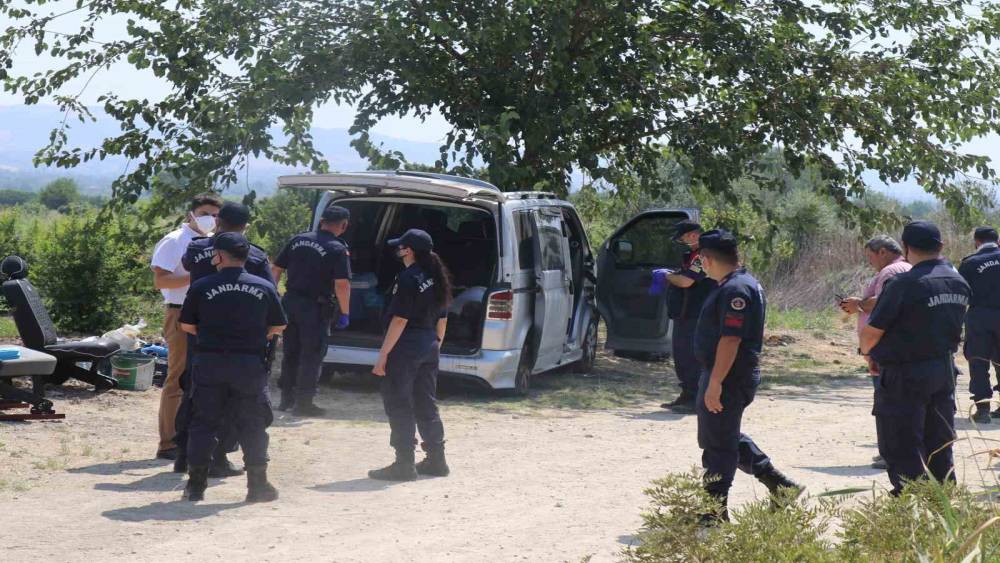 2 g&uuml;nd&uuml;r kayıp olarak aranan adam aracında &ouml;l&uuml; bulundu
