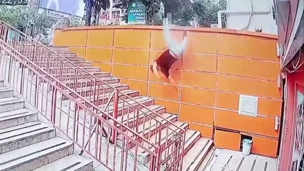 Beton blokta uzandı, dengesini kaybedip merdivenlere d&uuml;şt&uuml;

