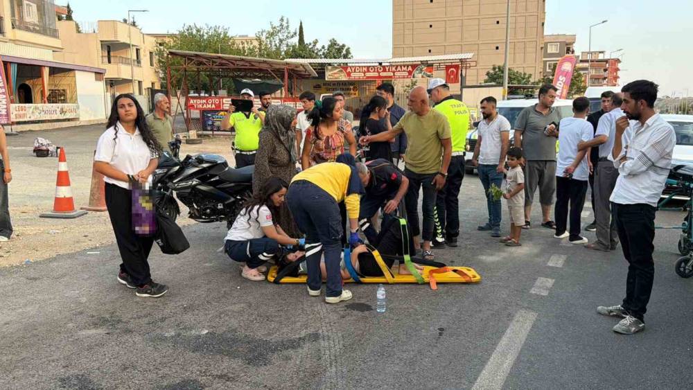 Ehliyetsiz s&uuml;r&uuml;c&uuml;, motosikletiyle otomobile &ccedil;arptı: 2 yaralı
