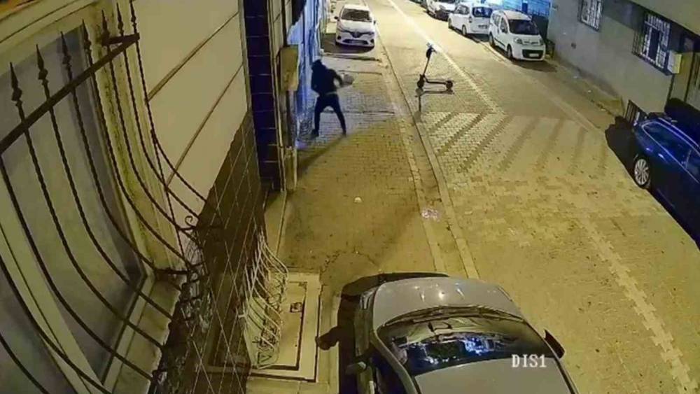 Eski sevgili dehşet sa&ccedil;tı; &Ouml;nce binayı kundakladı, ardından camları kırdı
