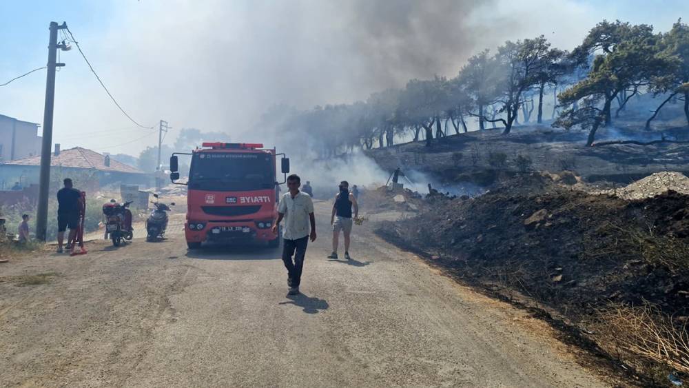 Kazdağları eteklerinde yangına 9 u&ccedil;ak 6 helikopter ile m&uuml;dahale ediliyor
